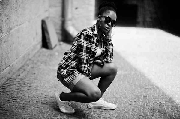 Hip Hop Afroamerikanerin Mit Sonnenbrille Und Jeans Shorts Casual Street — Stockfoto