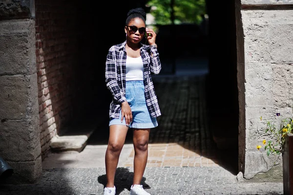 Hip Hop Africká Americká Dívka Sluneční Brýle Jeans Kraťasy Ležérní — Stock fotografie