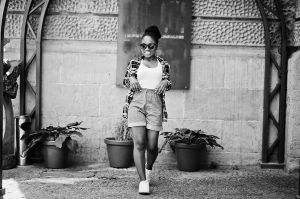 Hip Hop African American Girl Sunglasses Jeans Shorts Casual Street — Stock Photo, Image