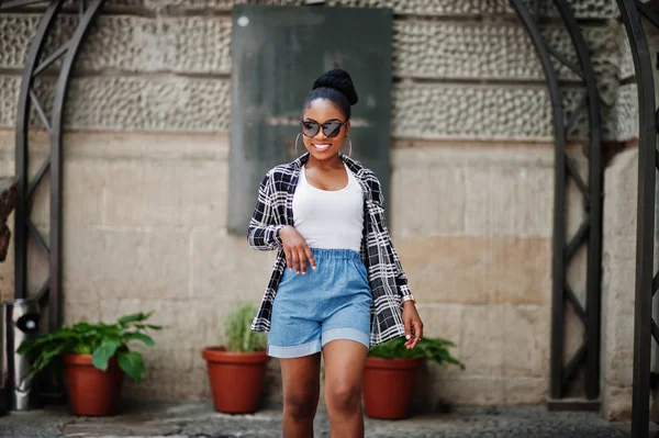 Hip Hop African American Girl Solglasögon Och Jeans Shorts Casual — Stockfoto