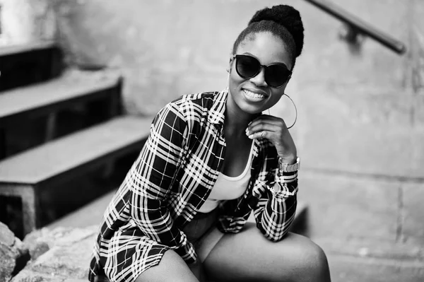 Hip Hop African American Girl Sunglasses Jeans Shorts Casual Street — Stock Photo, Image