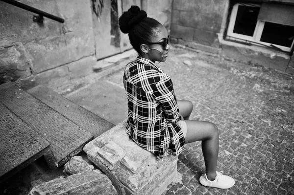 Hip Hop Afroamerikanerin Mit Sonnenbrille Und Jeans Shorts Casual Street — Stockfoto