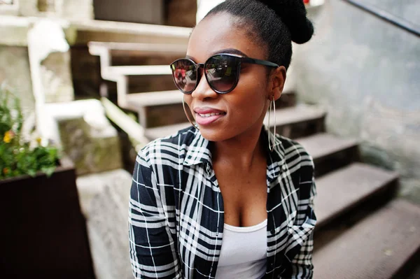 Hip Hop Menina Americana Africana Óculos Sol Calções Ganga Casual — Fotografia de Stock