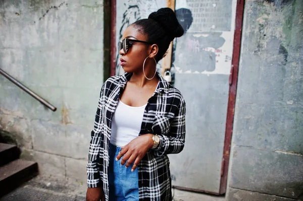 Hip Hop Menina Americana Africana Óculos Sol Calções Ganga Casual — Fotografia de Stock
