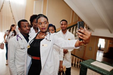 Grup Afrika doktorlar öğrenci Tıp Üniversitesi selfie yapım telefon içinde.