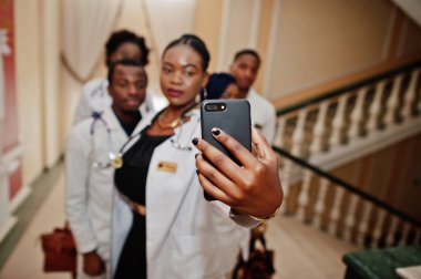 Grup Afrika doktorlar öğrenci Tıp Üniversitesi selfie yapım telefon içinde.