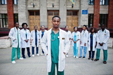Grup Afrika doktorlar öğrenci Tıp Üniversitesi Açık yakınındaki.