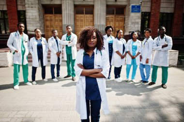 Grup Afrika doktorlar öğrenci Tıp Üniversitesi Açık yakınındaki.