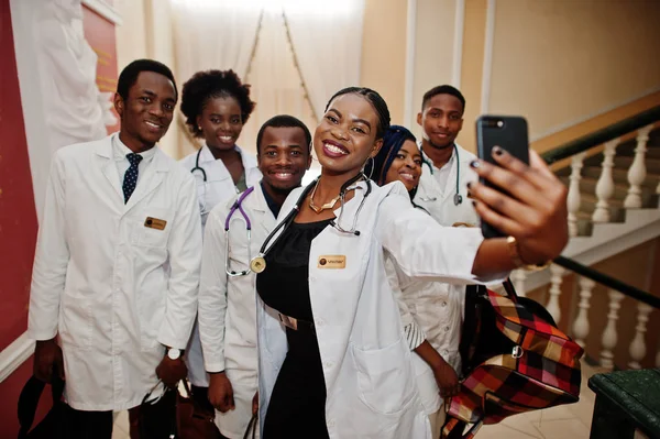 Grupo Médicos Africanos Estudiantes Dentro Universidad Médica Haciendo Selfie Teléfono — Foto de Stock