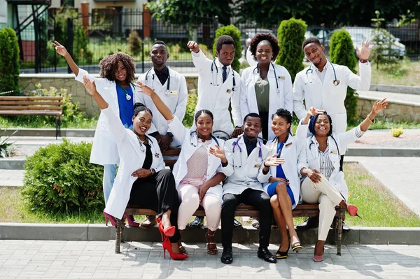 Gruppe Afrikanischer Doktoranden Der Nähe Der Medizinischen Universität Freien — Stockfoto