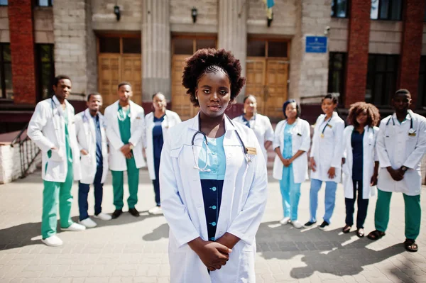 Grupo Médicos Africanos Estudiantes Cerca Universidad Médica Aire Libre — Foto de Stock