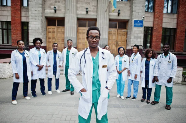 Grupo Médicos Africanos Estudiantes Cerca Universidad Médica Aire Libre — Foto de Stock