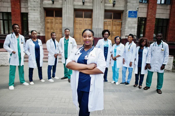Grup Afrika doktorlar öğrenci Tıp Üniversitesi Açık yakınındaki.