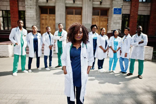 Grup Afrika doktorlar öğrenci Tıp Üniversitesi Açık yakınındaki.