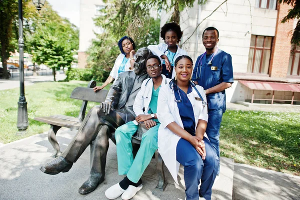 Gruppe Afrikanischer Doktoranden Der Nähe Der Medizinischen Universität Freien — Stockfoto