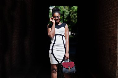 Şık Afrikalı-Amerikalı kadın tonnel kemer güneşli gün oluşturuyordu..