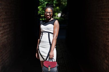 Şık Afrikalı-Amerikalı kadın tonnel kemer güneşli gün oluşturuyordu..