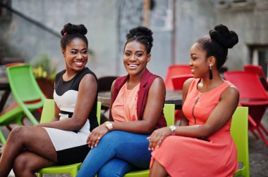 Üç şık Afrikalı-Amerikalı kadının güneşli yaz gününde açık poz verdi..