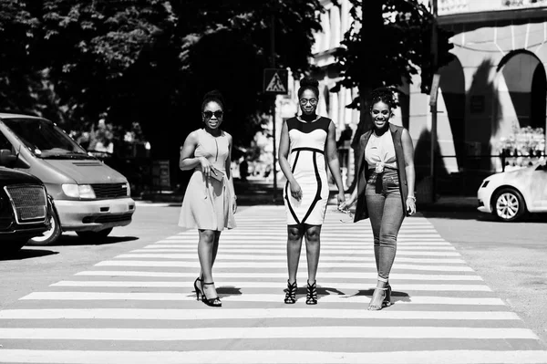 Tres Mujeres Afroamericanas Elegantes Caminando Paso Peatones Cruzando Hablando Entre — Foto de Stock