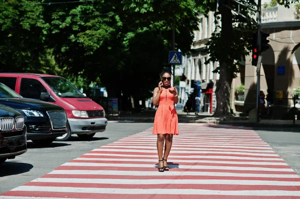 Stílusos Afrikai Amerikai Crosswalk Vagy Gyalogos Átkelő Gyalogos Beszél Mobiltelefon — Stock Fotó