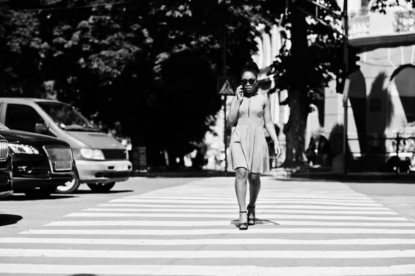 スタイリッシュなアフリカ系アメリカ人女性横断歩道または横断歩道の上を歩くと 携帯電話で話す — ストック写真