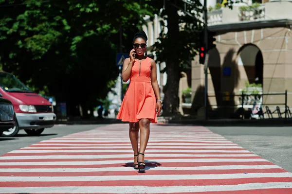 Stílusos Afrikai Amerikai Crosswalk Vagy Gyalogos Átkelő Gyalogos Beszél Mobiltelefon — Stock Fotó