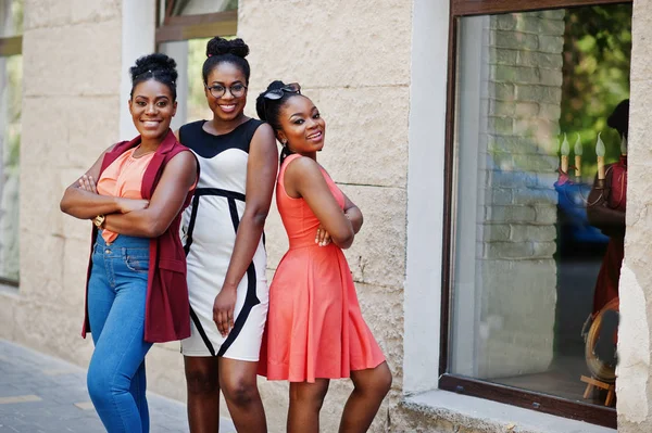 Üç şık Afrikalı-Amerikalı kadının güneşli yaz gününde açık poz verdi..