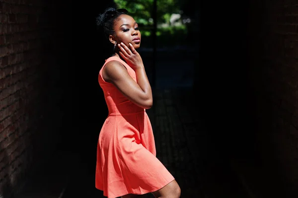 Elegante Mujer Afroamericana Posó Arco Tonel Día Soleado — Foto de Stock