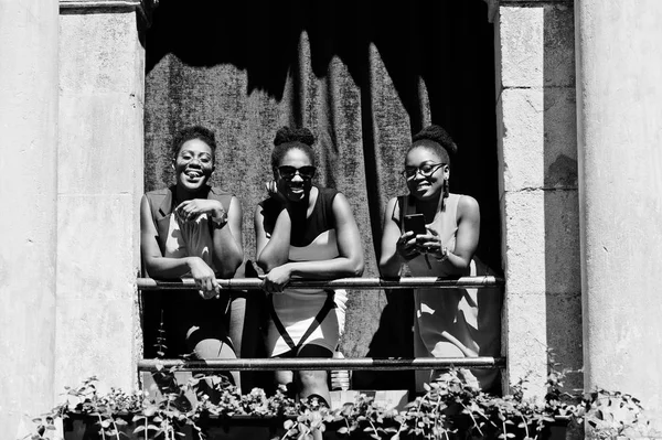 Trois Femmes Africaines Américaines Élégantes Posées Journée Ensoleillée Été Plein — Photo