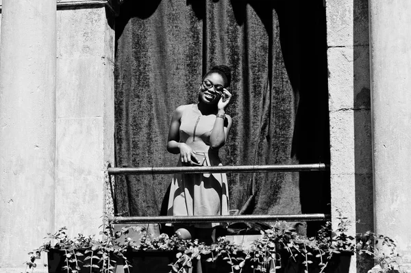 Stylish African American Woman Posed Balkony Red Curtain Outdoor — Stock Photo, Image