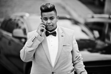 Ceketli, papyon siyah suv araba karşı şık Arap adamı. Arap zengin işadamı. 