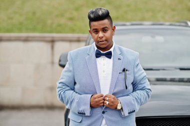 Ceketli, papyon siyah suv araba karşı şık Arap adamı. Arap zengin işadamı. 