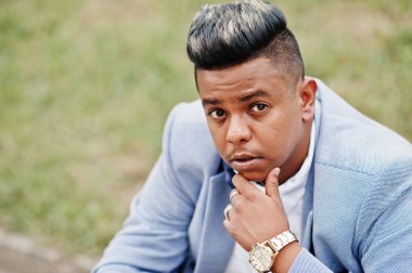 Ceketli, papyon şık Arap adamı açık poz verdi. Arap modeli çocuk.