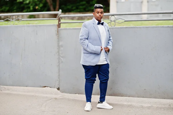 Elegante Hombre Árabe Con Chaqueta Pajarita Posada Aire Libre Árabe — Foto de Stock