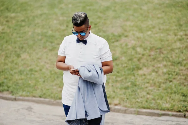 Hombre Árabe Con Estilo Con Chaqueta Gafas Sol Pajarita Posó — Foto de Stock