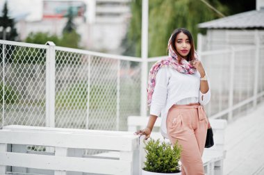 Beyaz bluz ve şeftali pantolon Arap kız moda açık poz verdi. Şık Müslüman kadın.