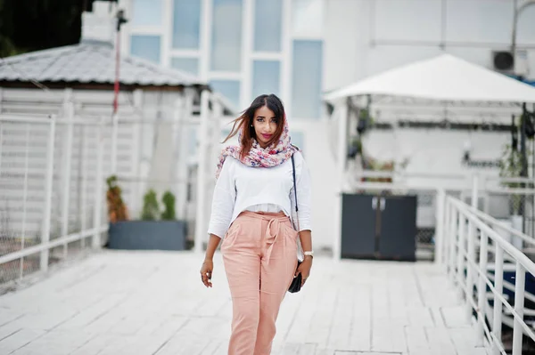 Mode Arabisches Mädchen Weißer Bluse Und Pfirsichfarbenen Hosen Posierte Draußen — Stockfoto
