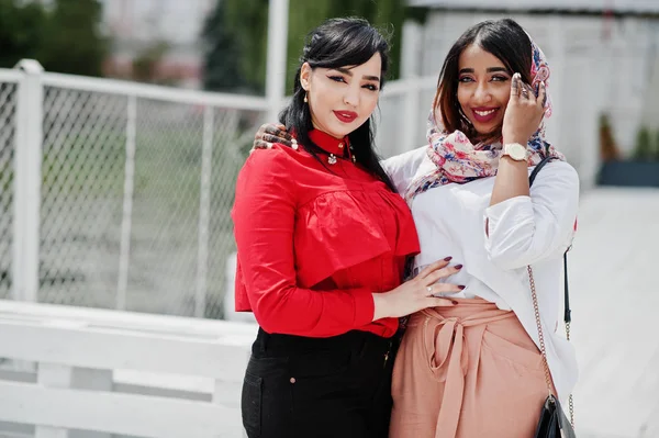 Dos Amigas Árabes Moda Posaron Aire Libre Mujeres Musulmanas Con — Foto de Stock