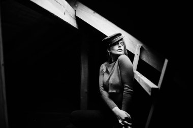 Çatıda redhaired seksi kız moda portre. Model çekici baştan çıkarma kadın.