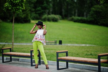 Yeşil pantolon ve siyah şapka Parkı'nda yarattığı inanılmaz bir Afro-Amerikan modeli kadın.