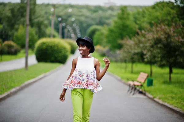 Femme Modèle Afro Américaine Incroyable Pantalon Vert Chapeau Noir Posé — Photo