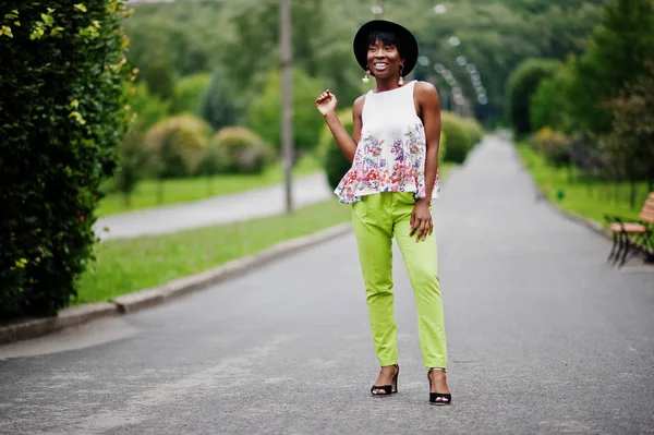 Increíble Mujer Modelo Afroamericana Pantalones Verdes Sombrero Negro Posado Con — Foto de Stock