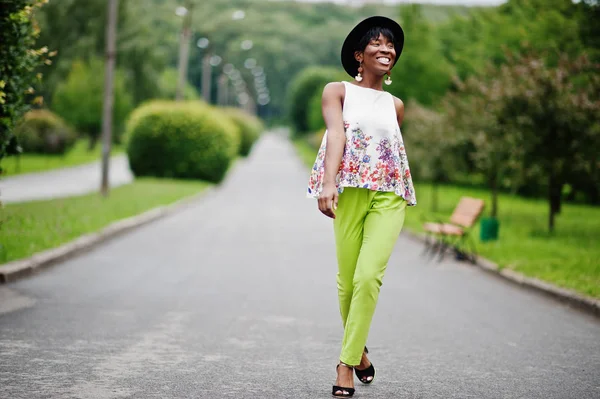 Mulher Modelo Afro Americana Incrível Calças Verdes Chapéu Preto Posou — Fotografia de Stock