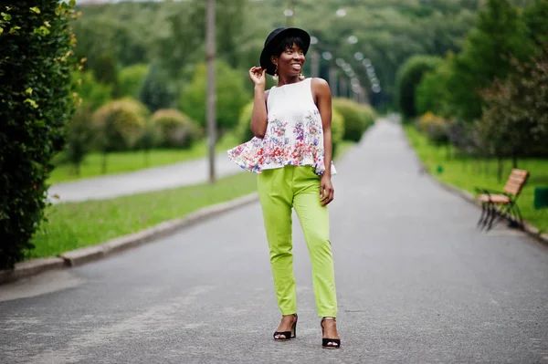 Καταπληκτική Γυναίκα Αφρικανική Αμερικανική Μοντέλο Πράσινο Παντελόνι Και Μαύρο Καπέλο — Φωτογραφία Αρχείου