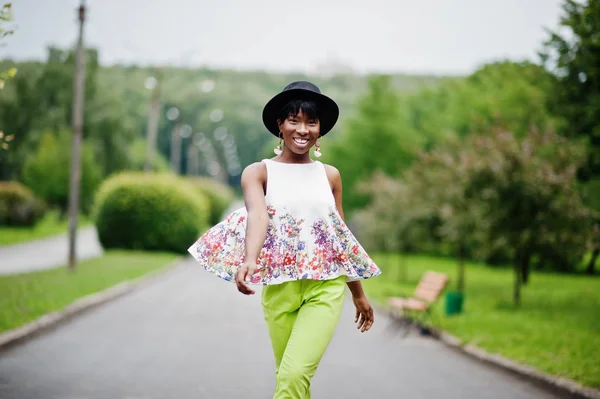 Nanılmaz Bir Afro Amerikan Modeli Kadın Yeşil Pantolon Siyah Şapka — Stok fotoğraf