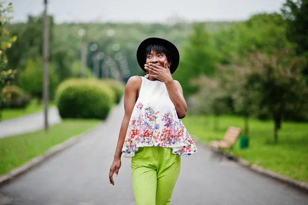 Удивительная Африканская Модель Женщина Зеленых Штанах Черной Шляпе Позирует Различными — стоковое фото