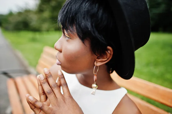 Mulher Modelo Afro Americana Incrível Calças Verdes Chapéu Preto Posou — Fotografia de Stock