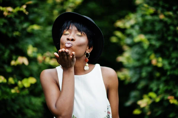 Fantastisk Afroamerikanska Modell Kvinna Gröna Byxor Och Svart Hatt Poserade — Stockfoto