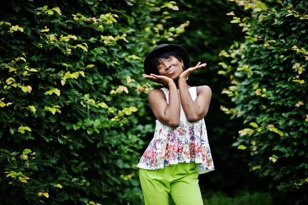 Niesamowite Modelu African American Kobieta Zielone Spodnie Czarny Kapelusz Stwarzane — Zdjęcie stockowe
