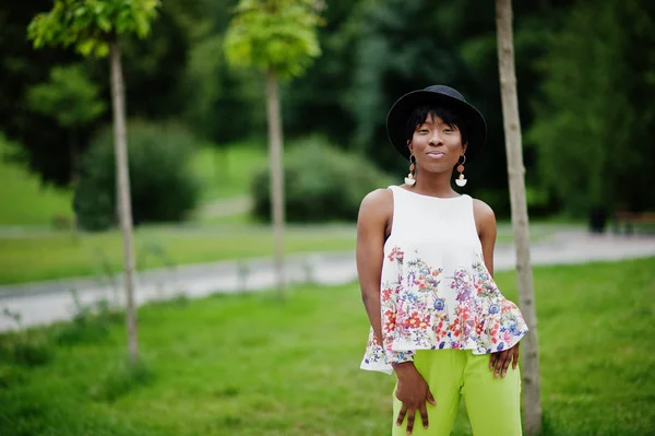 Mulher Modelo Afro Americana Incrível Calças Verdes Chapéu Preto Posou — Fotografia de Stock